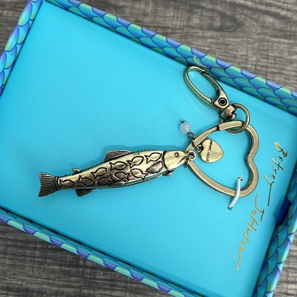 Betsey Johnson | Fish Bag Charm with Heart Ring 🐟 - Picture 4 of 6